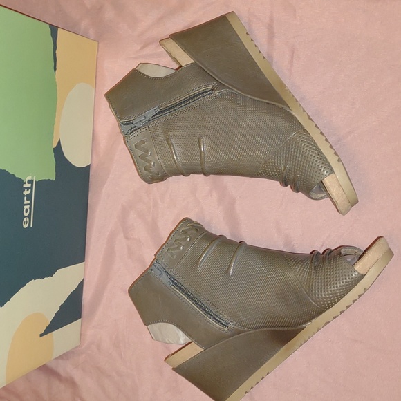 EARTH ๐๐ฃAttalea Bonaire Sandals in Light Blue (like gray) - Picture 14 of 17